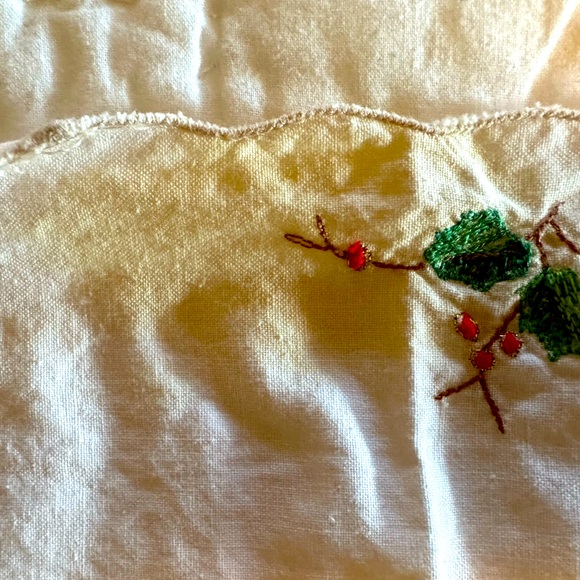 Vintage Lenox Christmas Embroidered Ecru Placemats with Holly Berries - Picture 9 of 10
